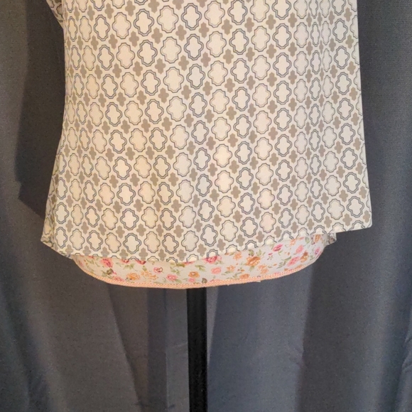 Tunic with pleated design- perfect for layering - Picture 3 of 6